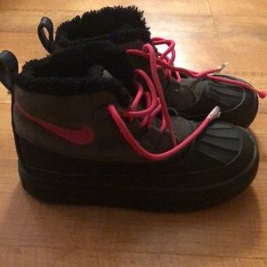 Girls Nike Boots in gray black pink Size 1